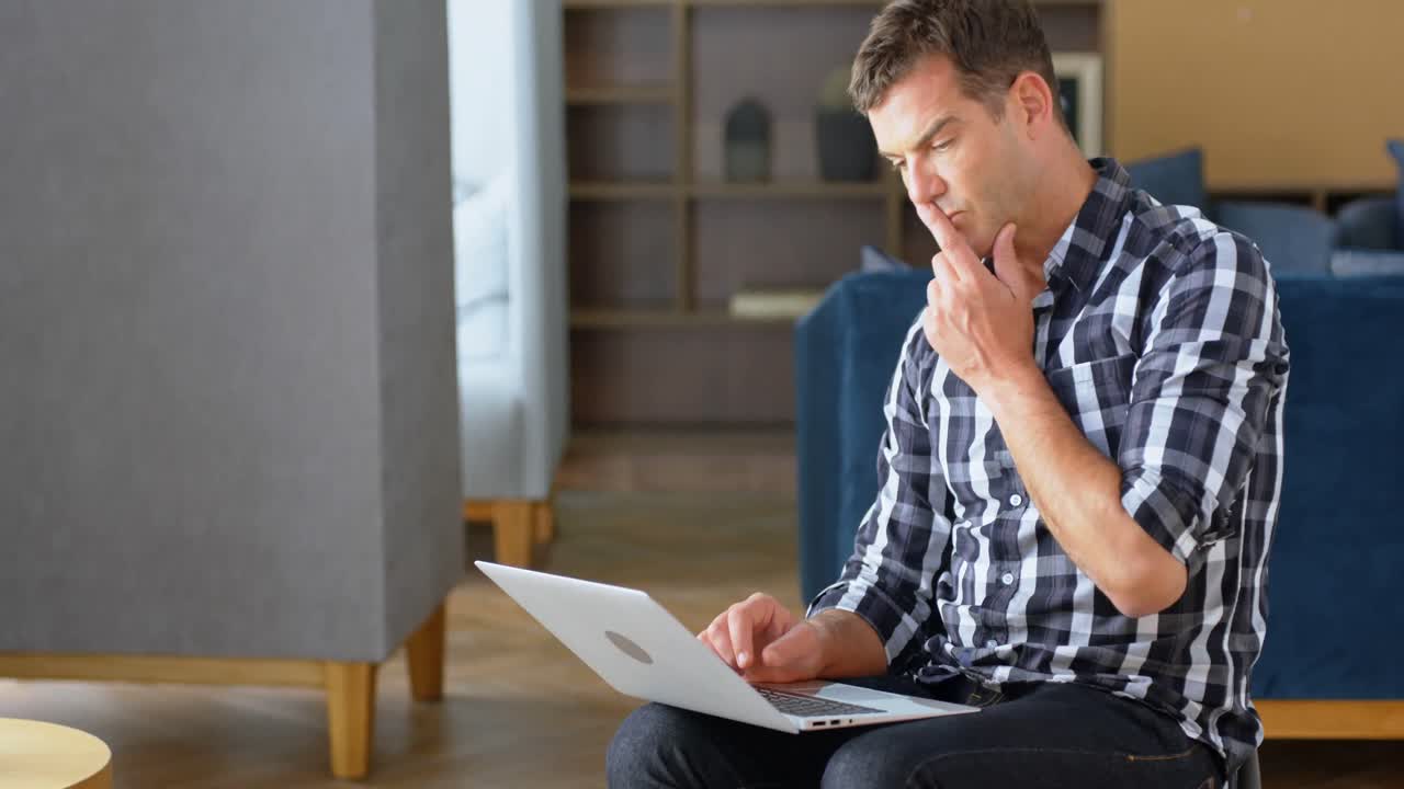 ejecutivo masculino usando computadora portátil 4k