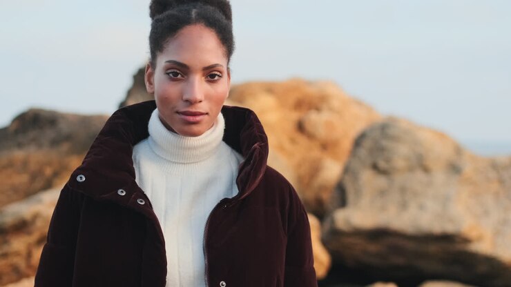 une fille afro-américaine souriante qui regarde la caméra.