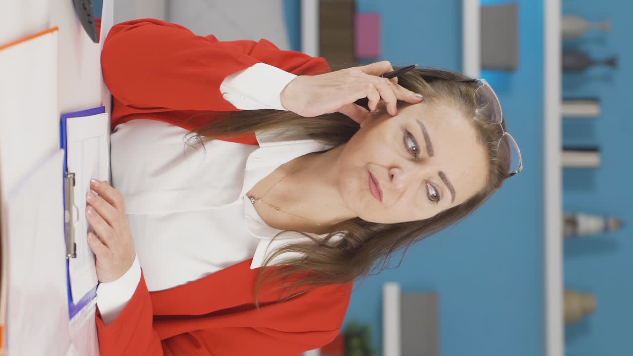 Video verticale di una donna che lavora da casa che pensa in modo creativo.