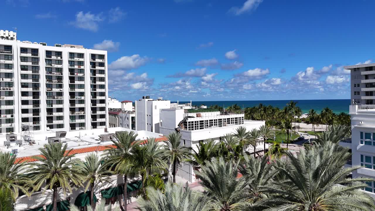 Vista aerea 4K di Miami Beach in una giornata di sole.