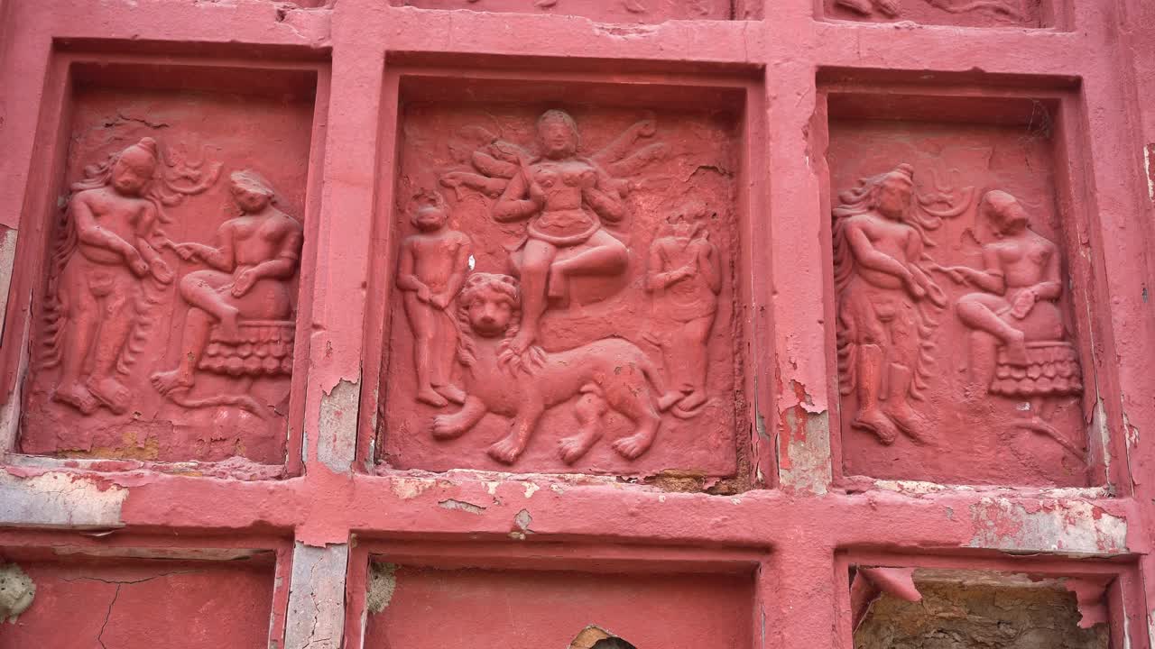The red brick architecture is evident on the outer walls of this temple which the social system, culture and civilization of that time blossomed.Currently, the paintings are almost destroyed.