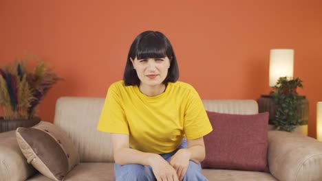la mujer que tiene problemas para ver. problema ocular.