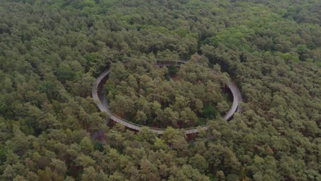foto ancha de la puerta de la bicicleta de bomen en lommel, bélgica, desde el aire