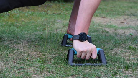 Un-Joven-Atleta-De-Calistenia-Está-Haciendo-Una-Variación-De-Flexiones-De-Brazos-De-Peso-Corporal-En-Paralelos-Para-Hacer-Crecer-Su-Pecho-Y-Brazo