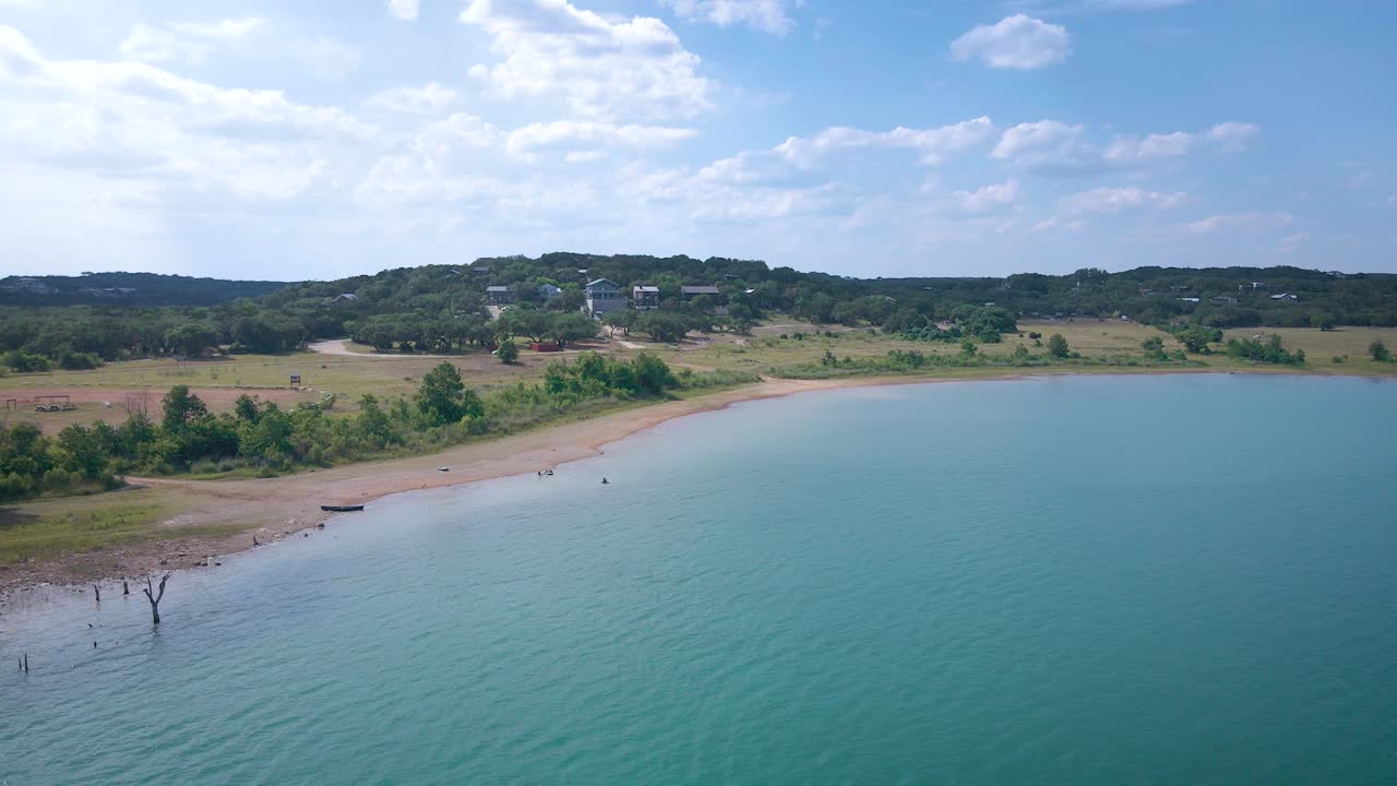 tomas aéreas de un parque lacustre en texas en el popular lago canyon mientras apenas hay botes navegando