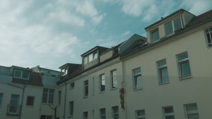 Cielo in timelapse e una casa nel cortile a Berlino Friedrichshain.