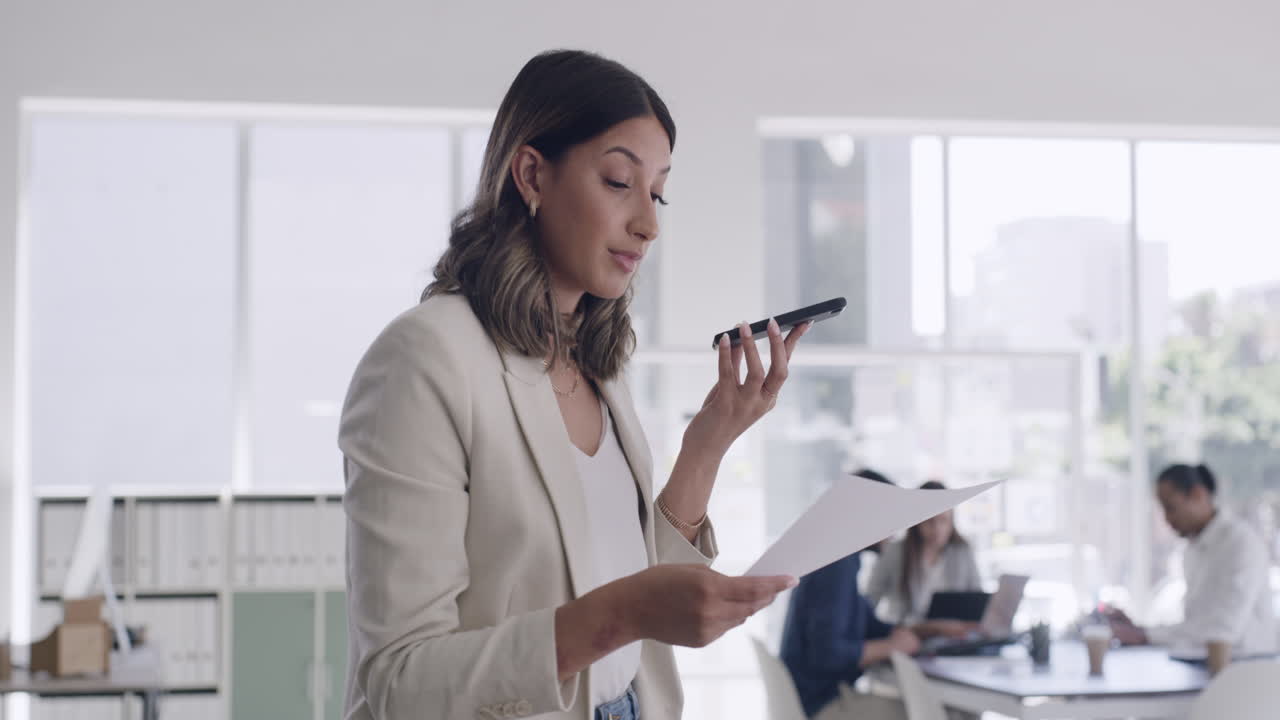 mujer de negocios hablando por teléfono
