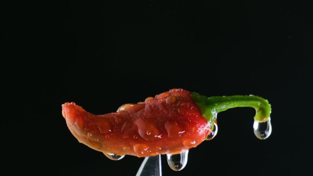 신선한 은 칠리 페퍼, 물방울, 검은 배경 광고, 채소