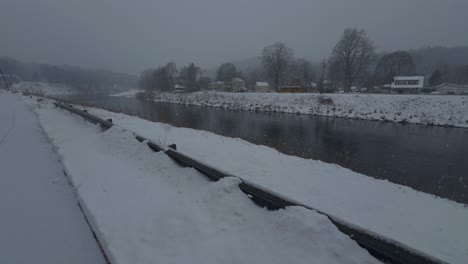 Snowy-day-in-Rosendale-New-York,-on-the-banks-of-the-Rondout-Creek,-during-a-nor'easter