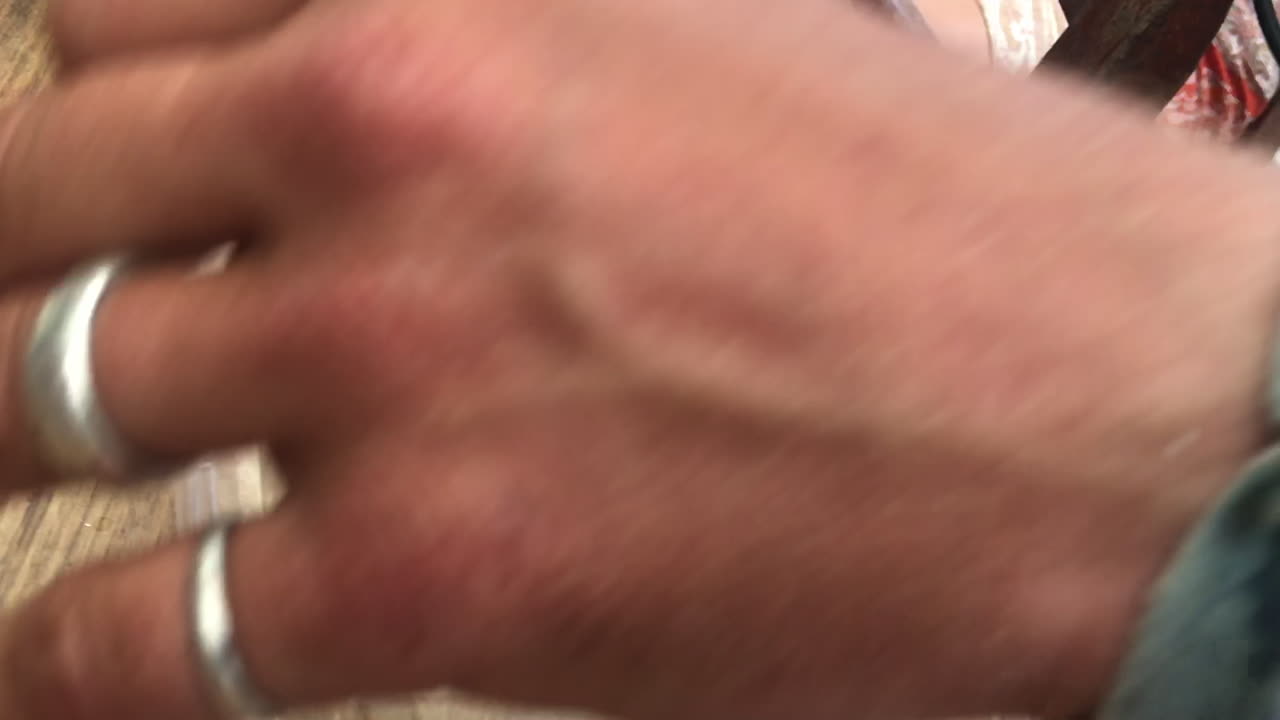 un artesano que está trabajando en una piedra arenisca con una máquina de mano