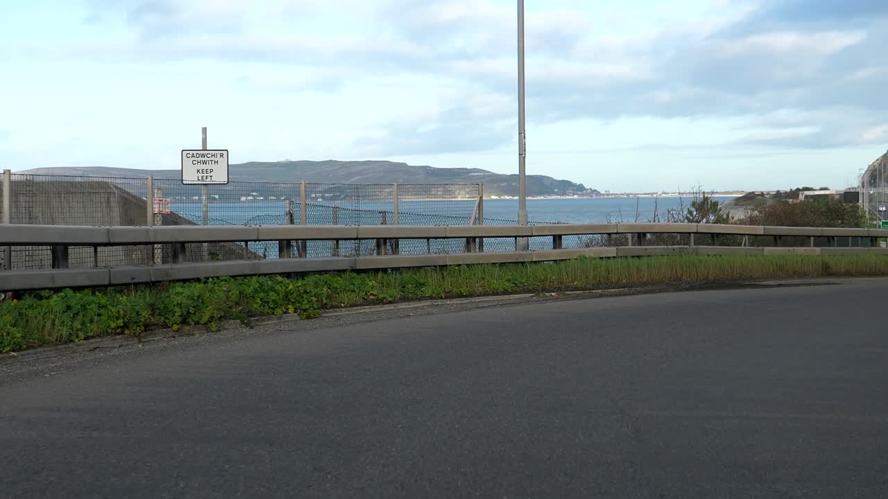 двигательная дорога a55 в районе туннелей пенменбах в уэльсе