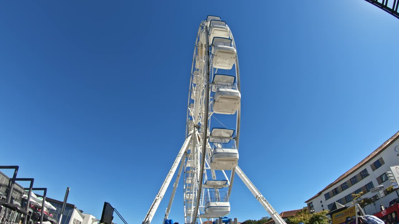 의자 들 이 있는 거대 한 페리스