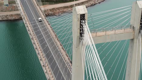 toma aérea del nuevo puente de chalkida en grecia