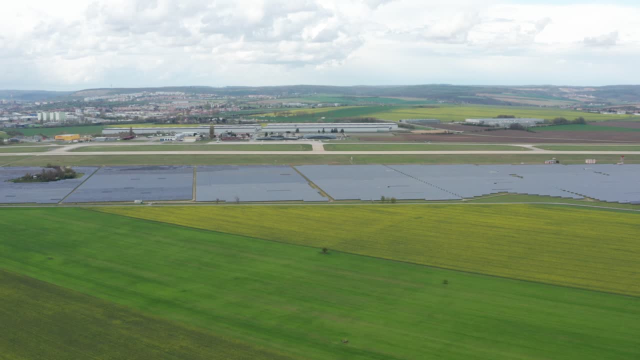 Enorm fotovoltaïsch zonnepark bij de luchthaven, luchtfoto.