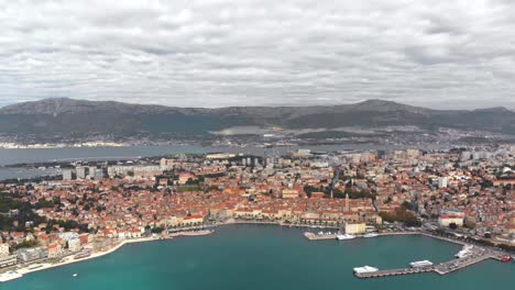 Barco-Marina-Bay-En-La-Costa-Croata,-Vista-Aérea-De-Drones