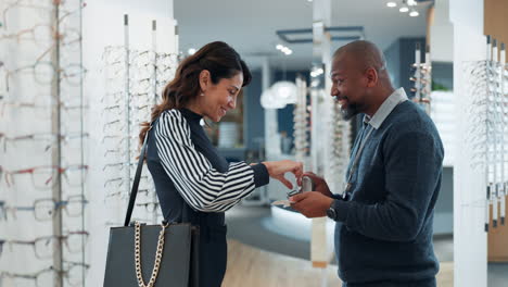 mujer y hombre en una tienda de gafas