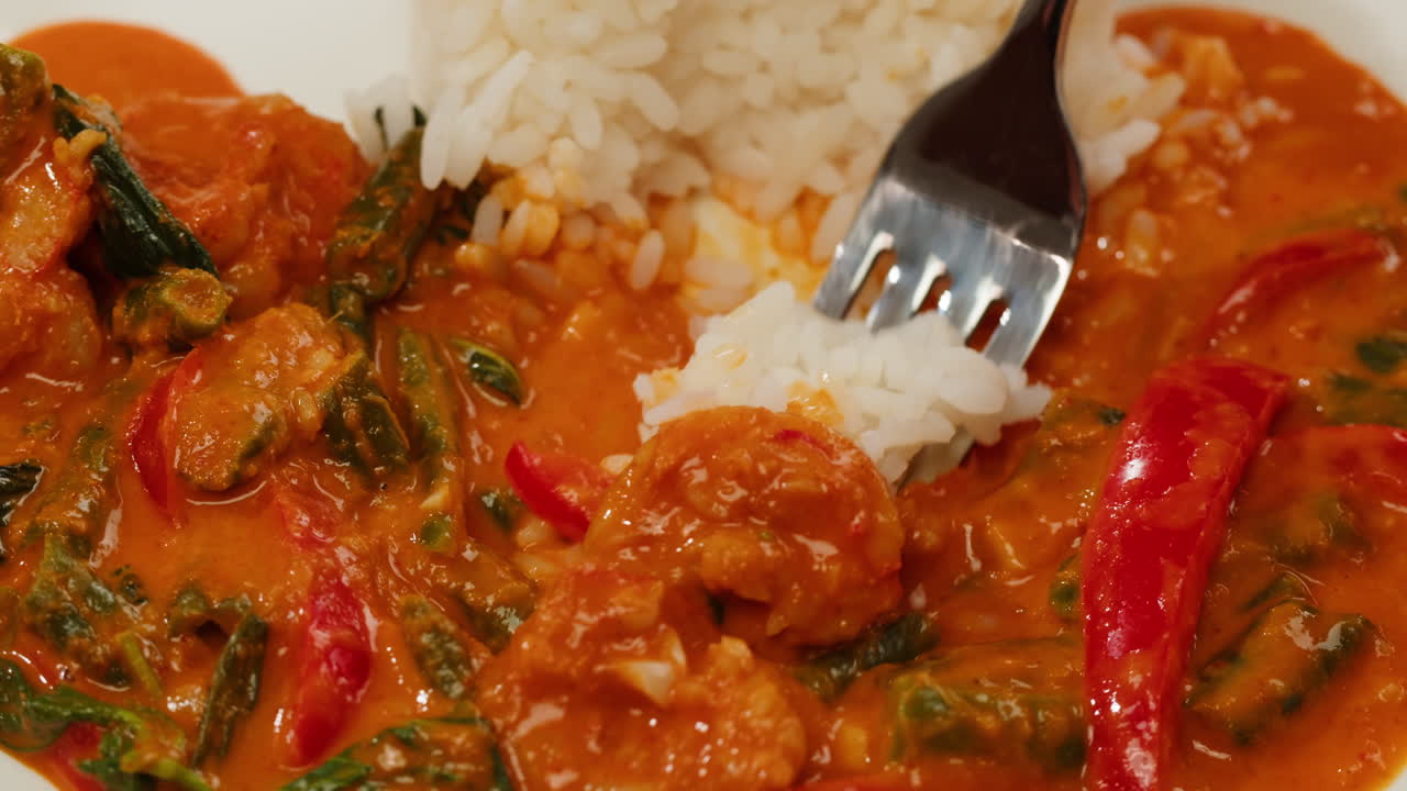 Curry rosso di gamberi al tamarindo, gamberi in salsa di pomodoro e zenzero, cucina asiatica, ristorante cinese.