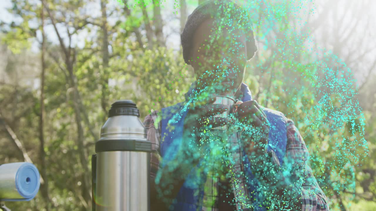 Homem levantando uma xícara e tomando uma bebida enquanto partículas verde-petróleo espiralam ao redor do torso, mostrando tecnologia