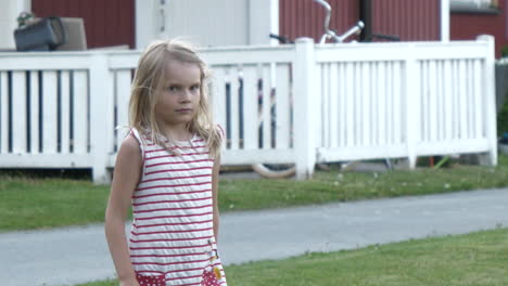 Skandinavisches-Junges-Mädchen-Mit-Mehrfamilienhäusern-Im-Hintergrund