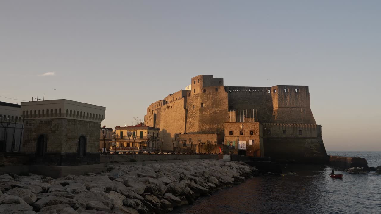 Inquadratura panoramica di Castel dell'Ovo