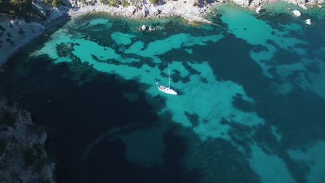 Unberührte-Türkisfarbene,-Klare-Wasserstrandbucht-Mit-Yachtschiff-Segelboot-Auf-Der-Insel-Palma-De-Mallorca