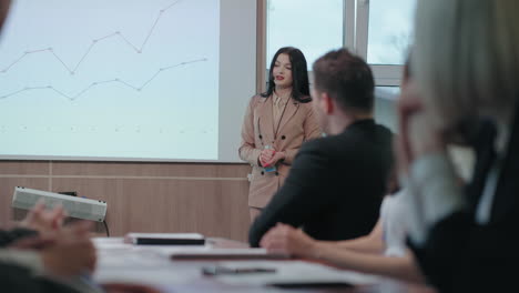 una mujer gerente de seo y publicidad está hablando en una conferencia de negocios frente a la junta directiva