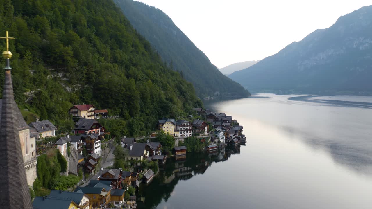 Baglæns luftflyvning afslører den østrigske landsby Hallstatt