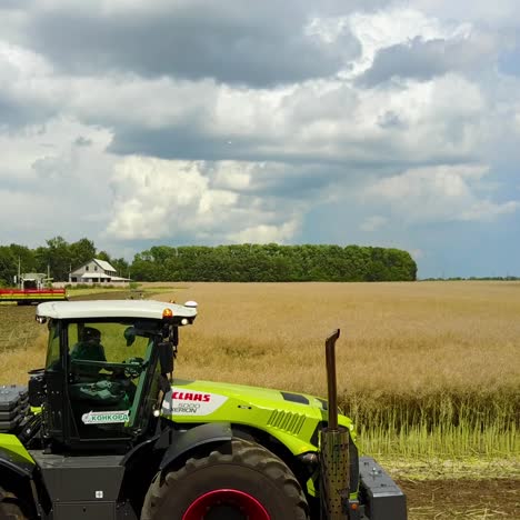 tractor que trabaja en el campo agrícola