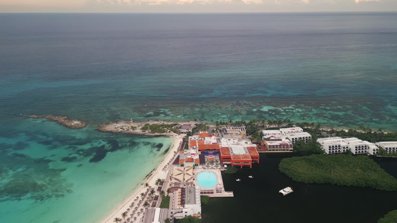 zona hotelera de cancún vista aérea riviera maya hotel frente a la playa con piscina en cancún, méxico