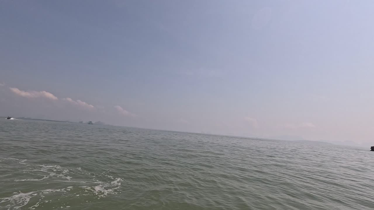 배 는 조용 한 물 위 에서 꾸준 히 움직인다