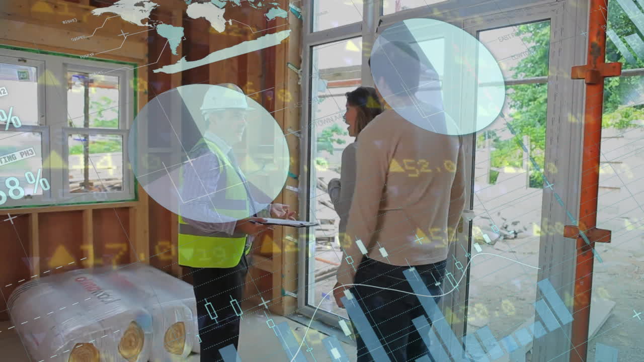 animación del procesamiento de datos financieros en diversos arquitectos masculinos y pareja en la casa