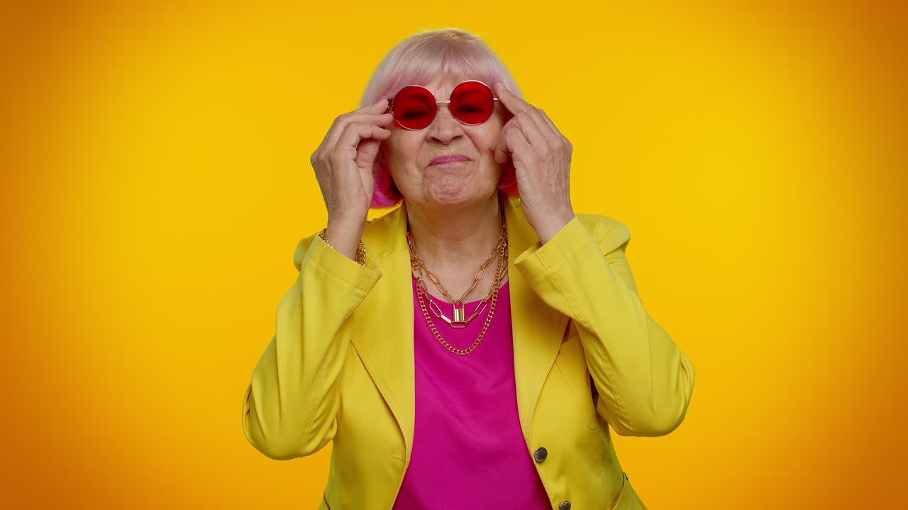 retrato de seductora anciana anciana elegante abuela mujer con gafas de sol rojas, sonrisa encantadora