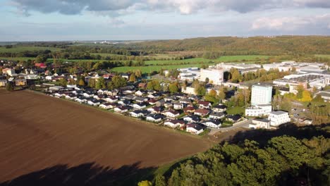 Wohndorf-Neben-Dem-Industriegebiet-In-Ostrava,-Tschechische-Republik-Im-Herbst