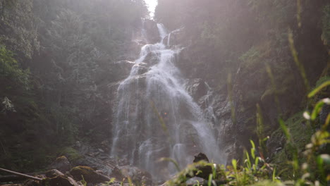 Cierre-De-Plantas-Frente-A-Una-Cascada-De-Montaña-En-4k