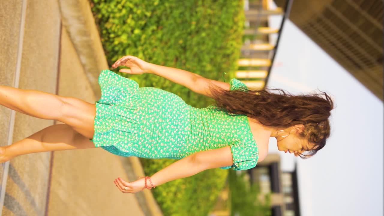 прекрасная женщина идет по улице, как будто она на показе моды. подземная модель. популярная звезда tiktok. танцовщица румынской этнической принадлежности.