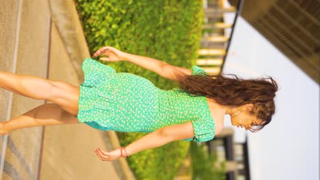 mujer hermosa caminando por la calle como si estuviera en un desfile de moda modelo subterráneo popular tiktok estrella bailarina de etnia rumana con un cuerpo en forma y figura perfecta definición de belleza vertical
