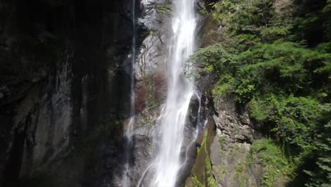 vista aérea de una cascada rodeada de planetas verdes y piedras