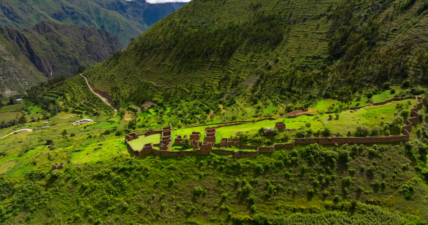 Un'orbita cinematografica di drone cattura le antiche rovine Inca di Pumamarka su una lussureggiante cresta montuosa in Perù, Sud America. Strutture in pietra storiche circondate da un paesaggio verdeggiante
