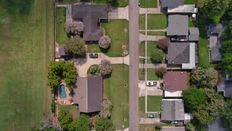 Vista-De-Pájaro-De-Las-Casas-En-El-Lago-Charles,-Louisiana