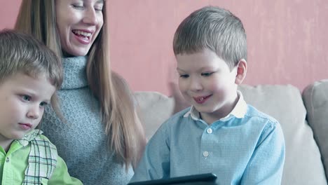 Madre-Y-Dos-Hijos-Jugando-Con-Tableta-1