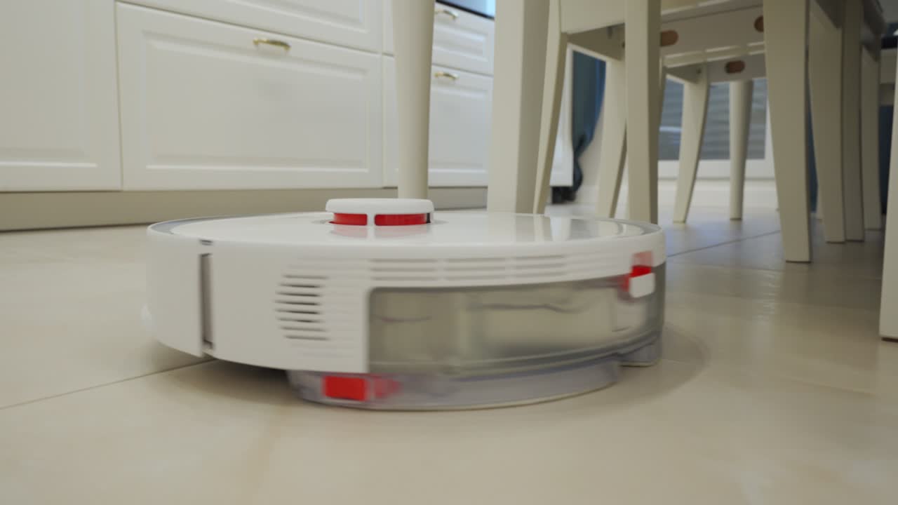 белый робот-пылесос выполняет автоматическую уборку квартиры, современная технология умной уборки.