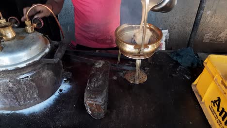 imágenes de video de primer plano de hacer chai de té con leche tandoori indio