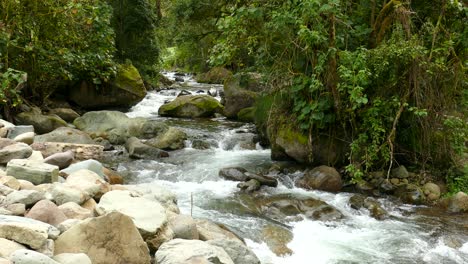 Wasserstrom,-Der-Zwischen-Felsen-In-Unberührter-Natur-Fließt