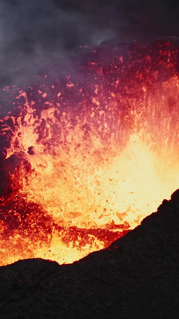 Prospettiva aerea della lava che schizza sul bordo del cratere durante l'evento eruttivo di Sundhnukkar