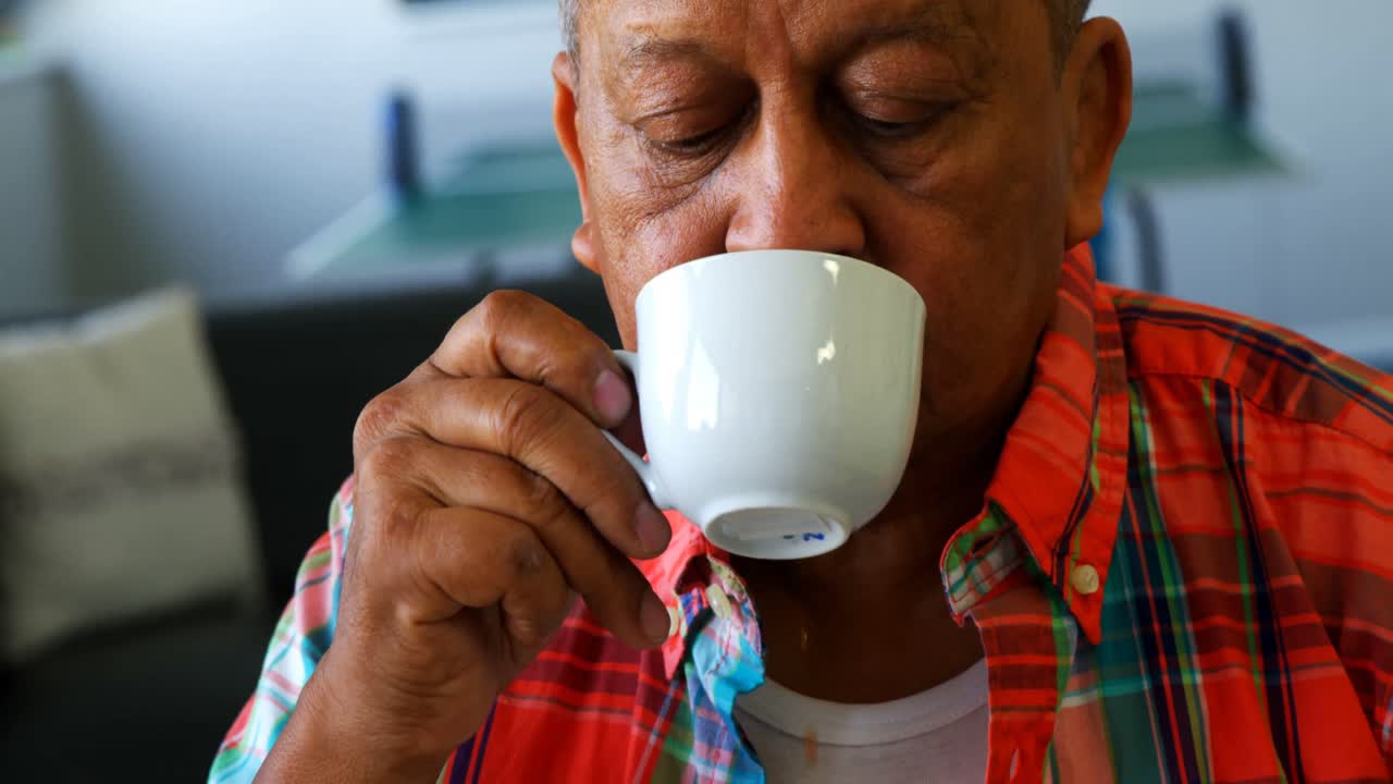 노인 집에서 차 한 잔을 마시는 노인 4k