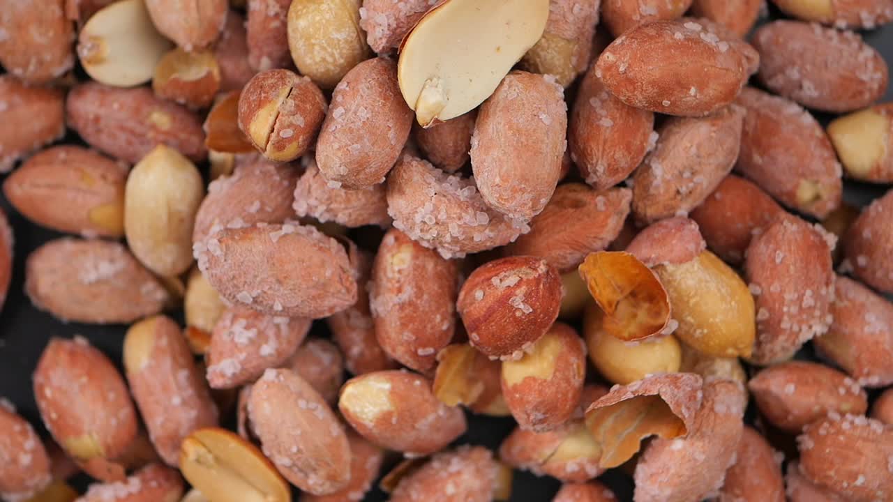 Un mucchio di arachidi salate
