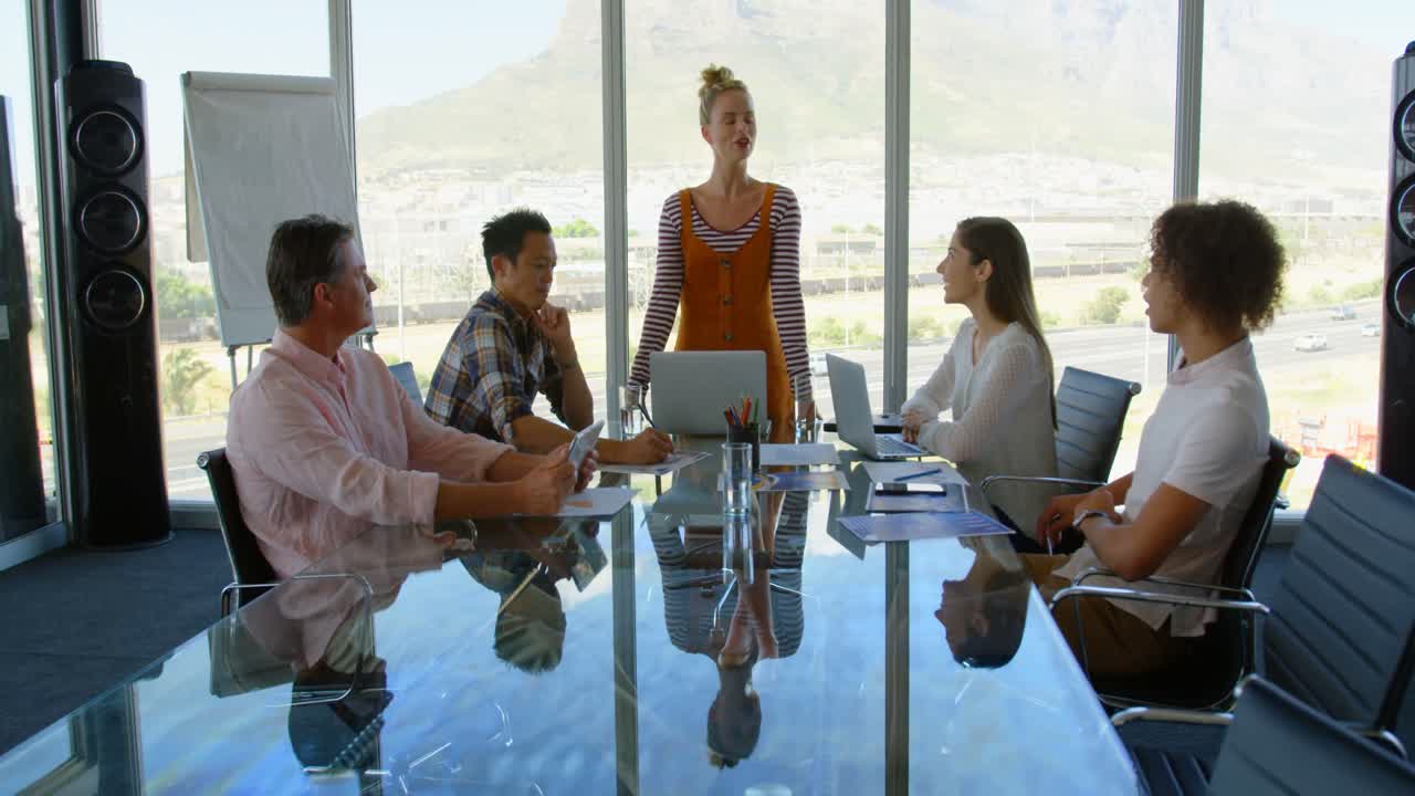 ejecutivos de negocios trabajando en la mesa en la sala de conferencias de la oficina moderna 4k