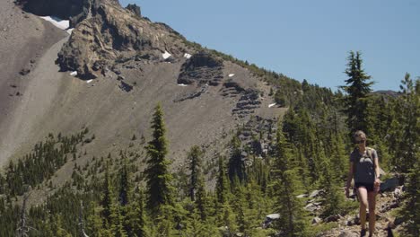 Mädchen-Und-Schwarzes-Labor-Auf-Einer-Sommerlichen-Bergwanderung