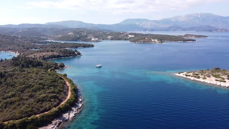 Yate-De-Lujo-Navega-En-Las-Islas-Meganisi-Cerca-De-Nidri,-Lefkada,-Grecia---Antena