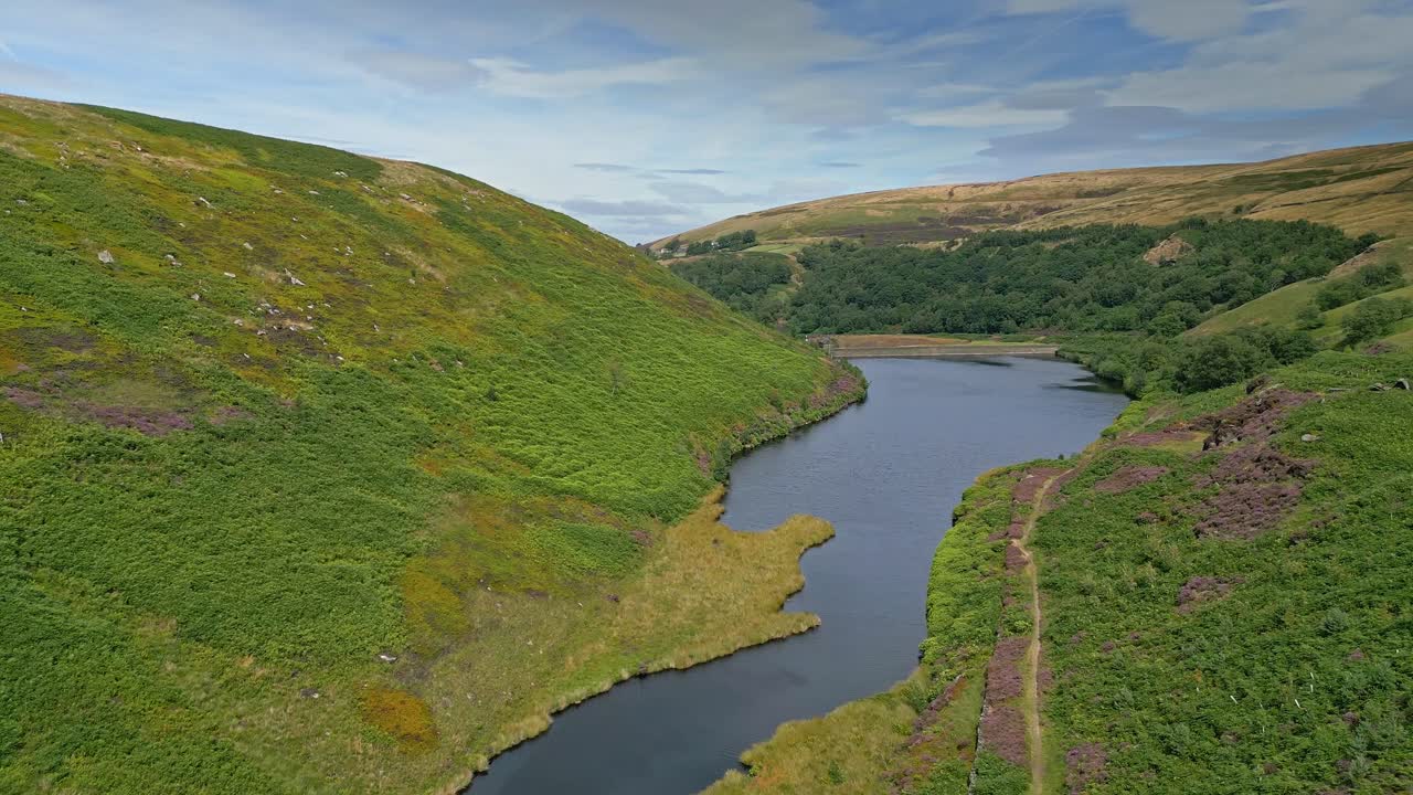 imágenes aéreas de la campiña de yorkshire con páramos de valles y lago de embalse, agua-1